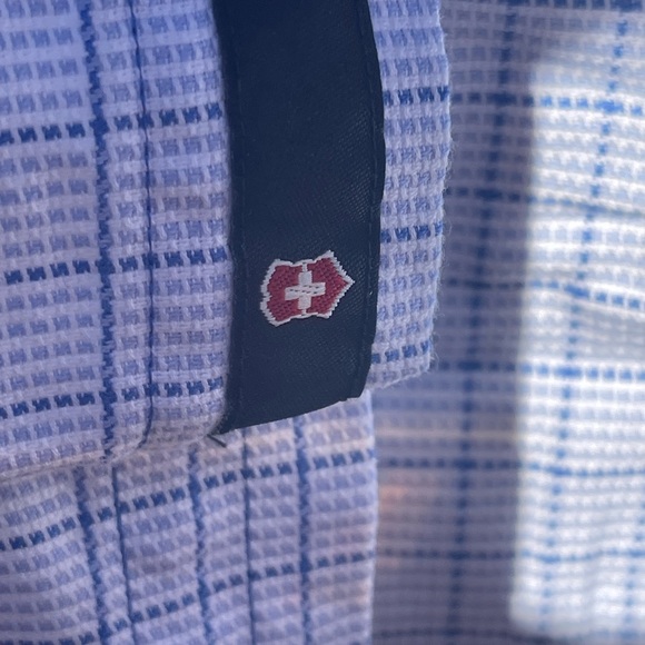 Stunning BNWT Victorinox shirt in blue size medium- beautiful details & fabric!! - Picture 2 of 9